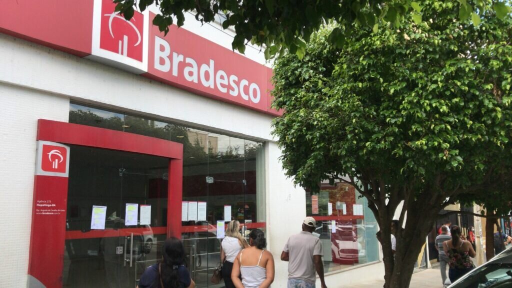 Sindicato dos bancários impede entrada de clientes em agências