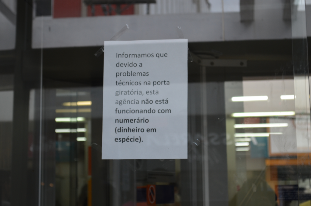 Sindicato dos bancários impede entrada de clientes em agências